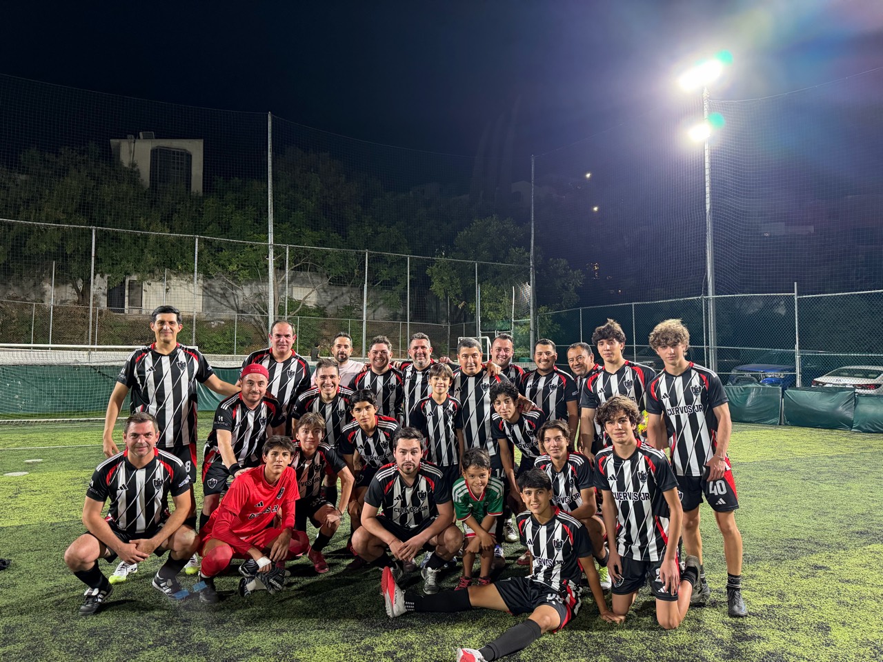 Jugadores de Cuervos FC y Cuervos JR reunidos en la cancha